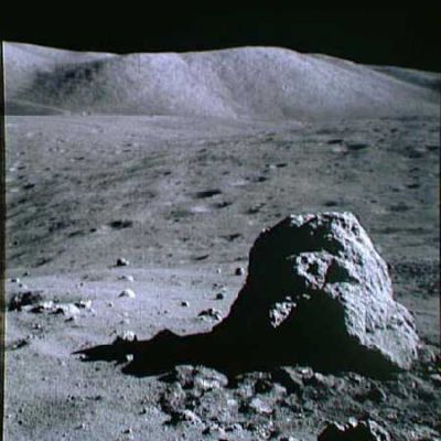 AS 17 137-20953 - Moonscape with stones
Questo frame (oltre ad essere stato processato dall'Istituto di Scienze Planetarie in maniera tale da restituire alla luna il suo colore originale - o quello che si presume essere il suo colore naturale...) è piuttosto interessante poichè ci aiuta a capire quanto sia difficile valutare le dimensioni di un corpo allorchè non si abbia la materiale disponibilità di elementi noti di confronto.
ed infatti: secondo Voi il macigno in primo piano è più grande o più piccolo di un Astronauta?
Parole chiave: Moon Panoramas