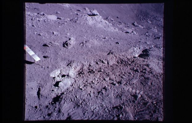 AS 17-137-20986 - Orange soil on the Moon
All'interno del cratere denominato "Shorty", gli Astronauti Cernan e Schmitt - con loro stessa grande sorpresa - si imbatterono in uno stranissimo terriccio arancione. In realtà, nei primi istanti dopo la scoperta, gli Astronauti pensarono che il color arancione del terreno fosse una semplice illusione ottica (Schmitt stesso ammise di aver avuto, in più di una occasione, la "sensazione" di vedere terriccio Lunare colorato, ma poi aveva potuto constatare che si era trattato di un semplice effetto ottico). Ma non era così: sul fondo dello Shorty Crater c'era davvero della sabbia colorata!
Parole chiave: Orange soil on the Moon