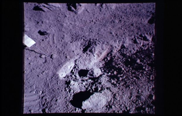 AS 17-137-20987 - Orange soil on the Moon
Come puntualizzato nella Sezione dedicata ai frames Apollo originali, sulla Terra le sabbie e le rocce di color arancione, rosso vivo o arancio/rosso (tipo ruggine) che si trovano in prossimità di fornaci vulcaniche, sono - spesso - il risultato di una "coloritura" provocata da gas e vapori acquei provenienti dalle fornaci stesse e contenenti notevoli quantitativi di ferro. E' ovvio che se questa fosse stata la causa del terriccio arancione (in superficie) e rosso (poco al di sotto della superficie) di Shorty Crater, allora sarebbe stato possibile ipotizzare la presenza di fiacche gassose ricche di ferro e di origine vulcanica ANCHE sulla Luna (magari nei pressi di Shorty Crater). Forse non si sarebbe trattato di fornaci ancora attive, ma...In fondo chi lo può dire con certezza? Magari sono proprio i bagliori rossastri che, di tanto in tanto, vediamo sulla Luna (TLP), la causa del terriccio arancione e rosso scoperto dagli Astronauti dell'Apollo 17...
Parole chiave: Orange soil on the Moon