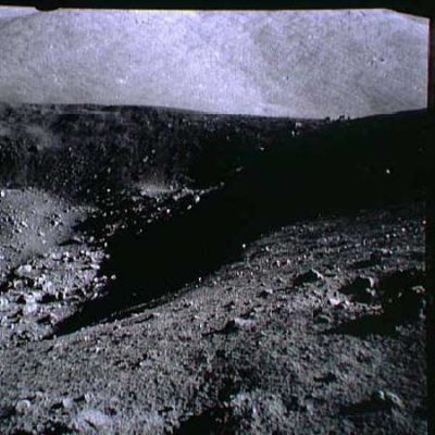 AS 17-137-20991 - Moonscape with rocks and debris
Un dettaglio di un crepaccio. Molto buona la qualità dell'immagine e, conseguentemente, il volume di particolari che possono essere colti e che diventano oggetto di studio.
Parole chiave: Moon rocks, sand and debris