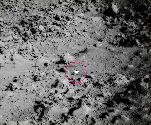 AS 17-142-21804 - Letter in the sand? (HR)
Un nuovo dettaglio curioso che ci viene proposto dal sempre più preciso ed attento Dr Gianluigi Barca: che cosa c'è, questa volta, fra le rocce e le sabbie della Luna, ben evidenziato dalla Cerchiatura Fucsia? Si direbbe una busta (la forma sembra proprio quella) con, accanto ad essa (o forse dietro: la prospettiva non ci è di aiuto), un oggetto che potrebbe essere una delle "linguette" usate per mantenere sigillati alcuni imballaggi (contenenti strumentazione scientifica, per lo più) i quali venivano aperti sulla Luna. 

Entrambe le possibilità che proponiamo sono plausibili: sappiamo infatti che alcuni Astronauti hanno lasciato di proposito sulla Luna degli oggetti personali (Alan Bean lasciò una spilla dentro il Surveyor Crater, ad esempio), delle fotografie (come fece Shepard) ed anche delle lettere: tutti oggetti i quali, qualora venissero ritrovati, in un futuro, da un Turista Lunare, avrebbero un valore storico a dir poco immenso. 
Abbiamo inoltre trovato immagini di altre "linguette" simili a questa le quali furono rimosse per aprire gli imballi che contenevano, ad esempio, il Lunar Rover, e poi gettate sulla superficie della Luna. 
Ciò premesso, potrebbe trattarsi effettivamente di una "busta" lasciata da un Astronauta ("a futura memoria") e di un pezzo di plastica. La NASA, come ovvio, non ci è d'aiuto alcuno.
Parole chiave: Lunar Surface - Controversial