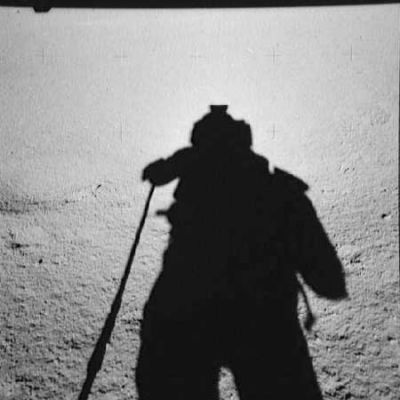 AS 17-138-21053 - Another "loooong" shadow!
Un'immagine davvero simpatica: la lunga ombra di un'astronauta si proietta sulle cineree (ma luminose) sabbie lunari. L'astronauta sembra avere fra le mani un "bastone" o qualcosa di simile. Forse si tratta di un supporto per reggersi meglio in piedi?!?
Parole chiave: Postcards from the Moon