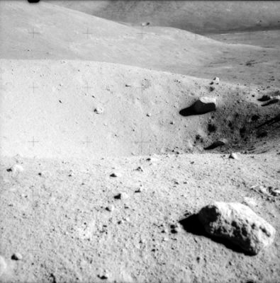 AS 17-138-21158 - Detail of a Lunar Crater
Un dettaglio molto bello (anche se l'immagine probabilmente meritava un "campo" più ampio) di un cratere lunare. Le colline di Taurus-Littrow ed un altro notevole cratere sono ben visibili sullo sfondo.
Parole chiave: Moon rocks, sand and debris