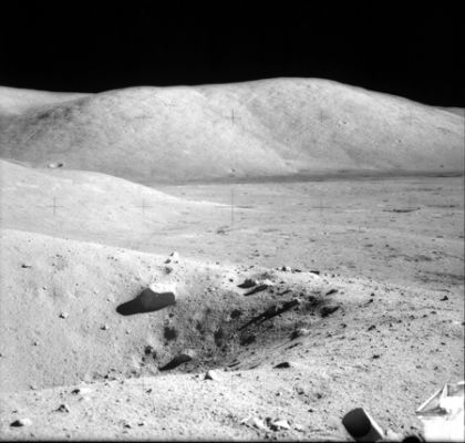 AS 17-138-21161 - Crater and hills in the distance
Ed eccoci subito accontentati: il cratere posto in primo piano si vede di meno, ma il panorama più distante emerge con chiarezza. La collina che vedete al centro dell'immagine verrà raggiunta in poco tempo...
Parole chiave: Moon Panoramas