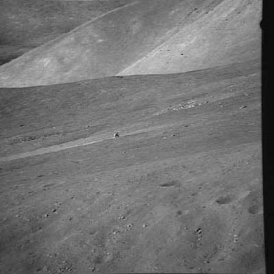 AS 17-138-21203 - The LM in the distance
Questa è, a nostro parere, un'immagine davvero impressionante: il LM, fotografato da una certa distanza, pare evidenziare tutta la sua fragilità e piccolezza, in rapporto all'imponenza delle montagne che lo circondano. Davvero una splendida "cartolina dalla Luna".
Parole chiave: Postcards from the Moon