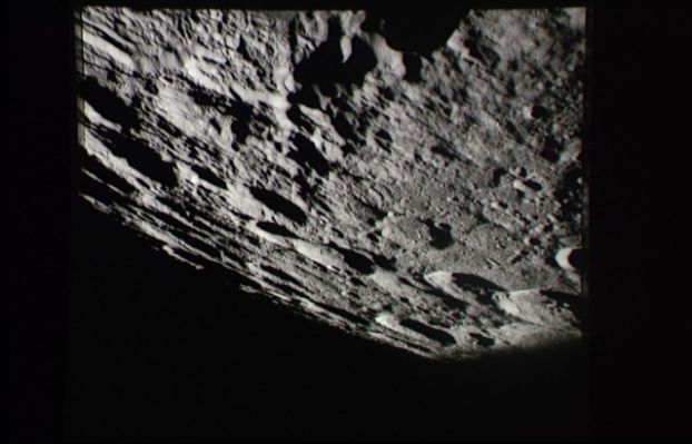 AS 17-139-21307 - Cometary impact?
Da osservare la "striscia di crateri" visibile - bene! - sulla Vostra Dx, a circa mezza altezza dell'immagine. Si tratta, come dicono i nostri Amici Scienziati, della possibile "impronta" di una cometa il cui nucleo si era frantumato qualche tempo prima dell'impatto. E' questa, probabilmente, una delle "strisce" più lunghe che ci sia mai capitato di vedere. 
Parole chiave: Moon from orbit