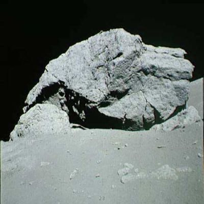 AS 17-140-21436 - Another "BIG" boulder
Un altro macigno "ostruisce" la strada al Moon Rover. 
Si tratta di una roccia davvero bella ed imponente che verrà fotografata in lungo ed in largo.
Parole chiave: Moon rocks, sand and debris