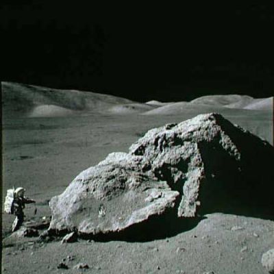 AS 17-140-21496 - Boulder and Astronaut...
L'angolo di ripresa è cambiato, ma il macigno è lo stesso del frame precedente. Osservate le dimensioni della roccia in rapporto a quelle dell'astronauta...
Parole chiave: Moon rocks, sand and debris