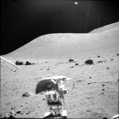 AS 17-141-21573 - Boulder field at the base of the Hills
Rocce, ora piccole, ora grandi, sparpagliate alle pendici delle prime colline raggiunte dagli Astronauti usando il Lunar Rover. Si tratta, con ogni probabilità, di "ejecta" (tecnicamente, si tratterebbe di "schegge/frammenti" di terreno lunare scagliate/i lontano a seguito di un impatto oppure - nessuno lo può escludere a priori - di "frammenti" dello stesso corpo celeste che ha impattato la Luna, andando in pezzi).
Parole chiave: Moon rocks, sand and debris