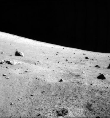 AS 17-141-21586 - Boulders
Dettaglio delle rocce (boulders/ejecta) che costellano le pendici delle colline. 
Parole chiave: Moon rocks, sand and debris