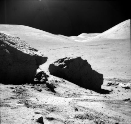 AS 17-141-21596 - BIG Boulders
Macigni di notevoli dimensioni che stanno per essere avvicinati dal Lunar Rover...
Parole chiave: Moon rocks, sand and debris