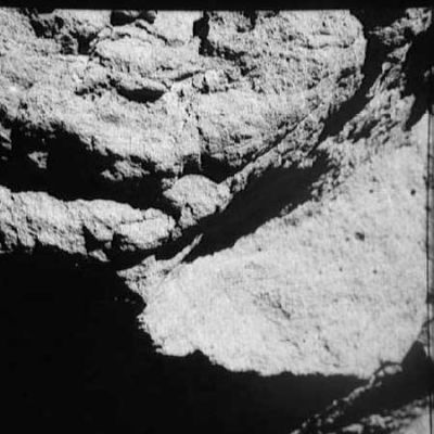 AS 17-141-21617 - Detail of the BIG boulder
Ed ora un dettaglio del macigno che abbiamo visto nei frames precedenti. Purtroppo non sappiamo se, in questo caso specifico, ci troviamo dinanzi ad una "scheggia" di Luna scagliata via dal suo sito di origine a seguito di un impatto oppure se siamo in presenza di un frammento del corpo celeste che ha impattato il nostro Satellite.
Parole chiave: Moon rocks, sand and debris