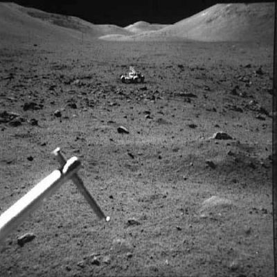 AS 17-142-21796 - Hills and Rover
Interessante ripresa del Lunar Rover e delle colline che fanno da sfondo al paesaggio: un'immagine, a nostro parere, davvero suggestiva ed "inquietante".
Parole chiave: Moon Panoramas