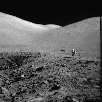 AS 17-142-21811 - Astronaut
Ai margini di un cratere (o di quella che appare, comunque, una leggera depressione nel terreno), un Astronauta se ne va in giro "saltellando", probabilmente in cerca di qualcosa di interessante da prendere e portare " a casa". La zona delle operazioni sembra essere piuttosto pericolosa, anche a causa delle tantissime rocce che ostacolano il cammino, ma gli Astronauti non ci fanno caso, a quanto vediamo...
Parole chiave: Moon Panoramas