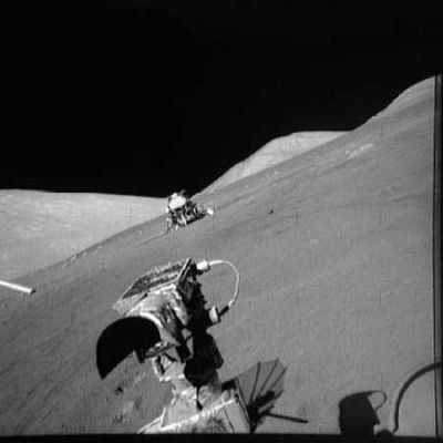 AS 17-143-21926 - Going back to the LM
Terminata l'AEV - che abbiamo sommariamente esaminato atrraverso i frames relativi ai rullini 141 e 142 - si ritorna al LM. In questa immagine, scattata dal Rover, l'avvicinamento alla "Casa Lunare", dopo una lunga escursione alle pendici delle Colline.
Parole chiave: Postcards from the Moon