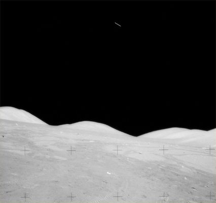 AS 17-143-21938 - The "flying" hammer - HR (1)
Un'immagine famosa perchè - a tanti, noi compresi - fece pensare ad un UFO ripreso nei pressi del LM dal Geologo-Astronauta, Jack Schmitt. 
E invece no, nessun UFO: si tratta di un semplice martello, usato per frantumare qualche roccia troppo grande per essere riportata intera a casa il quale, non sappiamo se per gioco, se per fare un esperimento o se per sopraggiunta inutilità, viene scagliato via (con un lancio, data la bassa gravità, senz'altro meritevole - se fosse stato eseguito sulla Terra - di un Campionato del Mondo!). Non sappiamo la distanza che il martello abbia effettivamente percorso dal punto di lancio al punto di caduta, ma probabilmente non ha importanza. Ciò che conta sapere è che, volendo, anche sulla Luna si può "giocare" e che l'oggetto argenteo che brilla nel nero cielo Lunare NON è un UFO, bensì un manufatto "Made in USA"!
Parole chiave: Postcards from the Moon