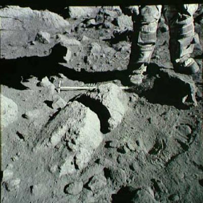 AS 17-145-22139 - Moon rocks
In questo frame ci sembra importante farVi notare come la tuta spaziale di uno degli Astronauti si sia "sporcata" (diremmo che appare quasi "impregnata") di polveri Lunari. Furono gli Astronauti stessi a raccontare che queste "polveri" erano davvero strane ("collose" - sticky - fu la parola più comunemente usata per descriverle) ed era un'opera praticamente impossibile cercare di liberarsene. Ora noi ci chiediamo se qualcuno, alla NASA, si sia mai posto delle domande relative alle possibili conseguenze sulla salute degli Astronauti derivanti dall'inalazione di queste polveri. 
O forse era proprio questo il motivo delle "quarantene" imposte agli Astronauti una volta che questi erano rientrati Terra?
Parole chiave: Moon rocks, sand and debris