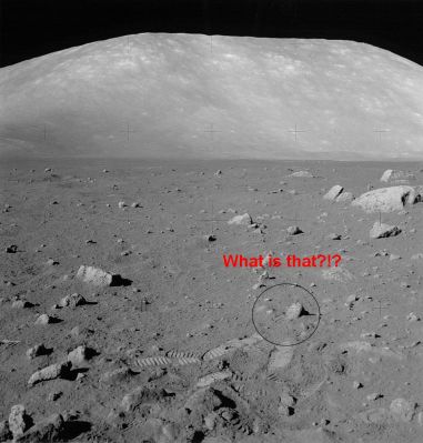 AS 17-145-22169 - Moon Panorama (context image)
Un sentito ringraziamento e grandi complimenti da parte di Lunar Explorer Italia al nostro Amico e Lettore, Sig. Casimiro Canobbio, il quale ci ha invitato a prestare attenzione ad un dettaglio davvero "intrigante" di un frame panoramico (un dettaglio che era passato inosservato, anche perchè difficilissimo da vedere e da cogliere). 
Nessuno dei nostri Ricercatori, in effetti, ci aveva mai fatto caso ma, nel punto da indicato dal Sig. Canobbio, esiste effettivamente qualcosa, semicoperta dalla polvere lunare.
 
Si tratta di un piccolo oggetto squadrato (e non vi sono dubbi che si tratti di un oggetto reale e non di un chiaro-scuro ingannevole o di un altro vizio del frame) simile ad una sorta di "cornice" (come ha suggerito il Sig. Canobbio stesso).
Parole chiave: Lunar Surface - Extremely Unusual Surface Feature - Possible Anomaly