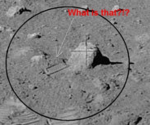 AS 17-145-22169 - Moon Panorama (detail mgnf)
La definizione è buona ma, a quanto possiamo vedere attraverso l'ingrandimento (ed osservando la porzione di esso che si trova a ridosso del piccolo macigno interrato), si tratta di un corpo non piatto, ma leggermente concavo (o "imbarcato"), molto simile nella forma alle tegole delle vecchie case (una tegola grigia, anzichè rossa od arancione, ma pur sempre una tegola...).
 
Studiando l'immagine, comprendiamo che gli Astronauti dovrebbero aver notato questo "oggetto", poichè si sono sicuramente avvicinati ad esso (le impronte sono eloquenti); ciò che è impossibile dire è se si tratta di un qualcosa messo lì da loro stessi (ed in quel caso si tratterebbe di un oggetto - forse un involucro? - fatto dall'Uomo e che va a ricadere nella generale definizione di "spazzatura lunare") o se invece questa "tegola grigia" è un oggetto "indigeno" della Luna (e se così fosse, escludendo - quasi ovviamente - la sua origine naturale, le implicazioni sarebbero incredibili...).
 
Che dire? Il Sig. Canobbio è stato bravissimo e, se di scoperta si tratta, la scoperta è sua. 
A nostro avviso - ma ora stiamo speculando e ne siamo consapevoli - questo oggetto potrebbe non essere "man-made"...

Parole chiave: Lunar Surface - Extremely Unusual Surface Feature - Possible Artifact