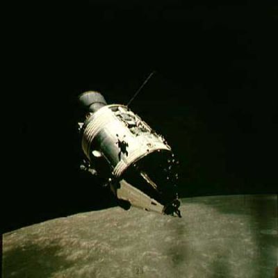 AS 17-145-22261 - The CSM America (2)
Una seconda immagine, ancora una volta di straordinaria nitidezza, relativa alla "verifica esterna" delle condizioni della CSM America. Per completare la riflessione che avevamo iniziato a svolgere in sede di commento al frame AS 17-145-22258, ci sembra giusto dire che - come già avevamo avuto occasione di stigmatizzare in passato -, noi pensiamo che esistano - molto probabilmente - svariati frames della Serie Apollo che sono stati manipolati. Noi non sappiamo il motivo esatto per cui sono state fatte manipolazioni (anche se possiamo immaginarlo), ma siamo positivi sul fatto che NON tutte le fotografie Apollo siano davvero genuine. Partire da questo dato, abbastanza plausibile - non ci dobbiamo dimenticare che la NASA stessa, facendo delle mezze ammissioni, ha già detto in passato che alcune immagini sono state "protette" (?) perchè mostravano "elementi di rischio per la Sicurezza Nazionale" (???) - per poi arrivare a dire che TUTTE le fotografie Apollo (al pari delle relative Missioni) sono false...
Parole chiave: In orbit around the Moon