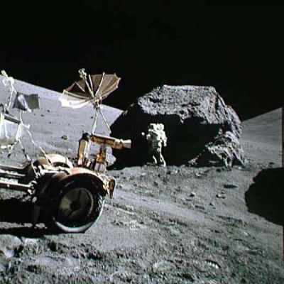 AS 17-146-22294 - Astronaut and boulder
Come volevasi dimostrare: passano pochi secondi, viene scattata una nuova fotografia e...lo Star-like Object non c'è più.
Ogni ulteriore commento è superfluo...
Parole chiave: Moon Panoramas