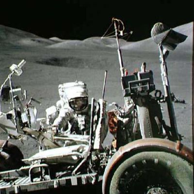 AS 17-146-22296 - Astronaut, Rover and Hills on the background
Una bellissima "Postcard from the Moon": l'Uomo, la Macchina e la Natura sullo sfondo. C'è un qualcosa di profondamente allusivo in questa immagine, secondo noi...
Parole chiave: Moon Panoramas