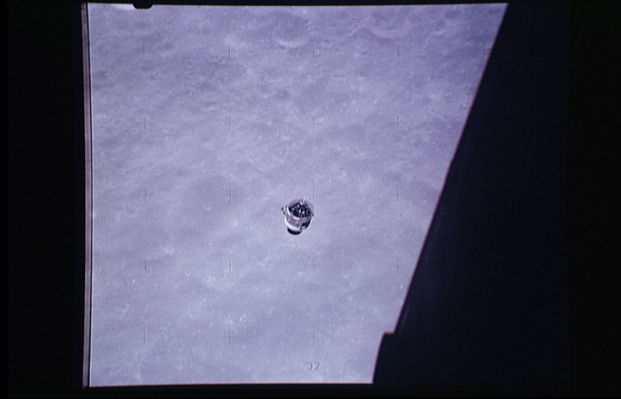 AS 17-147-22454 - Good-Bye America! (3)
Rev. 12, CSM America from LM Challanger; west of Becvar Crater.

Parole chiave: Undocking - CSM America - LM Challanger