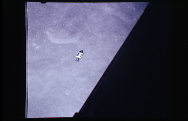 AS 17-147-22457 - Good-Bye America! (4)
Rev. 12, CSM America from LM Challanger; Abul Wafa Crater, north wall.
Parole chiave: Undocking - CSM America - LM Challanger