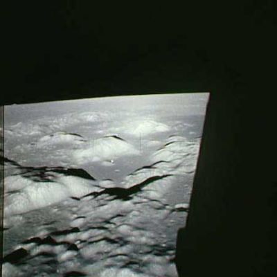 AS 17-147-22464 - CSM America or lift off from the Moon? (1)
Con questo frame apriamo una serie di 5 immagini consecutive che, a nostro parere, potrebbero mostrarci una nuova "Lunar Oddity", per dirla usando un'espressione resa famosa da una Pop Star "caduta sulla Terra", svariati anni fa. Se osservate il gruppo montuoso che si trova al centro dell'immagine (il Landing Site del LM Challanger) noterete un'area pianeggiante che divide una catena montuosa dalla forma vagamente semicircolare da una montagna isolata, posta in secondo piano. A ridosso di una collinetta di modeste dimensioni, posta fra le pendici di questa montagna Lunare ed un cratere che caratterizza l'area pianeggiante, si vede una sorta di punto bianco luminoso, che ci ricorda una sorta di flash. La nostra prima idea è stata che si trattasse di un difetto dell'immagine o di un "artifact". 
Ma andiamo ora a vedere gli altri frames...
Parole chiave: Moon from orbit - Controversial