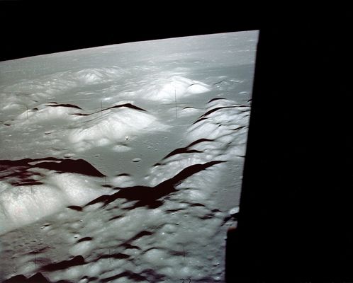 AS 17-147-22465 - CSM America or lift off from the Moon? (2) HR
Il "punto flash" del frame precedente adesso ci appare come una macchia scura, circondata da un alone biancastro e piuttosto mossa, posta circa a metà fra la collinetta e le pendici della montagna Lunare. Ma attenzione: secondo noi l'oggetto (se di oggetto si tratta) NON si sta muovendo SULLA superficie della Luna, dalla collina e verso la montagna. Secondo noi esso è in ASCESA, sulla verticale immaginaria che si solleva a partire dal punto in cui lo abbiamo visto nel primo frame.
E andiamo avanti...
Parole chiave: Controversial frame - possible Orbital Anomaly