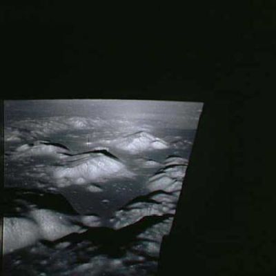 AS 17-147-22466 - CSM America or lift off from the Moon? (3)
Il frame è più buio dei due precedenti, ma la macchia scura - con alone chiaro e mossa - si può vedere ancora, sia pure con difficoltà. Essa si trova sempre sulla verticale immaginaria a cui si accennava in sede di commento al frame 22465, circa a metà altezza della montagna situata posteriormente alla collina su cui il "flash" si è prodotto, nel primo frame.
Procediamo!
Parole chiave: Moon from orbit - Controversial