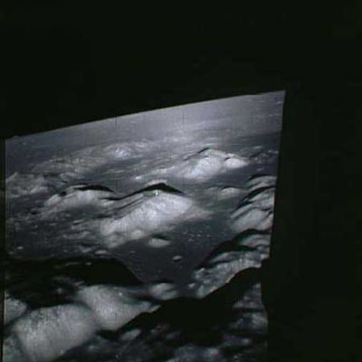 AS 17-147-22467 - CSM America or lift off from the Moon? (4)
Adesso la macchia scura è ritornata luminosa (come il "flash" del primo frame) e pare essere in ascesa costante. Ora l'oggetto (che sembra avere una forma leggermente allungata, ma può essere un effetto della rapidità del suo movimento) lo potete vedere a ridosso della vetta della montagna su cui l'Apollo 17 sta per transitare (sulla fotografia l'oggetto si trova alla distanza di circa un mm fra la zona della montagna che è posta in luce e l'ombra che la medesima proietta alle sue spalle). 

Attenzione: nella Reserved Area abbiamo pubblicato le versioni originali NASA non compresse di questi frames con una elaborazione in 3D (del Dr Feltri) dell'oggetto anomalo (o del CSM America se volete). Noi non possiamo dire che l'Anomalìa in questione NON è il CSM America; quello che siamo in condizione di dire è che, nei frames originali, quello che si vede...NON assomiglia per nulla al CSM America. Tutto qui.

Ed ora andiamo all'ultimo frame della serie.
Parole chiave: Moon from orbit - Controversial