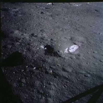 AS 17-147-22489 - A view from the LM
Un piccolo cratere che, su un fianco, lascia intuire la presenza di una roccia parzialmente affiorante. Probabilmente si tratta di una scheggia di pietra, scagliata nel punto dove ora la vediamo a seguito di un impatto. O forse è sempre stata lì ed è stato un piccolo impatto accaduto molto vicino ad essa a scoprirla in parte. E' un mistero, affascinante, che non può essere risolto.
Parole chiave: Postcards from the Moon