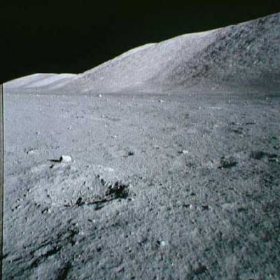 AS 17-147-22487 - Lunar hills
Questa immagine (bellissima) deve essere guardata in parallelo alla successiva. Osservate attentamente...
Parole chiave: Postcards from the Moon