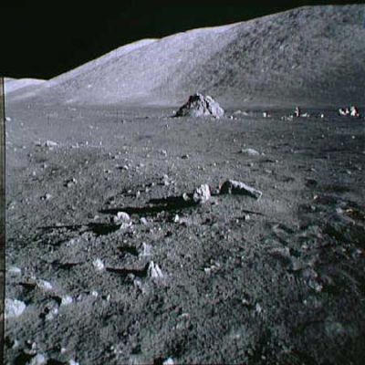 AS 17-147-22531 - Lunar hills
Ci sono molti scatti di differenza fra questa immagine e quella che Vi abbiamo proposto immediatamente prima (34 per essere precisi) eppure, secondo noi, lo scorcio ripreso è lo stesso ed anche l'angolo visuale è molto simile. L'unica differenza sta, forse, nel fatto che questo secondo scatto è stato effettuato da una distanza maggiormente ravvicinata. E allora? E allora questi due scatti rappresentano lo STESSO POSTO ma, come potete vedere Voi stessi, ESISTONO DELLE SOSTANZIALI DIFFERENZE (il grande macigno che potete vedere in questo frame, per esempio, nel frame precedente non c'è). 
Differenze assolutamente inspiegabili, secondo noi. Ci sbagliamo? Voi che ne dite?!?
Parole chiave: Postcards from the Moon - Controversial