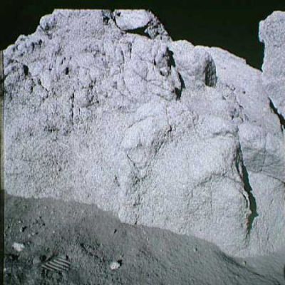 AS 17-147-22536 - A big boulder (detail)
Dettaglio del macigno che abbiamo visto nel frame precedente.
Parole chiave: Moon unusual surface features