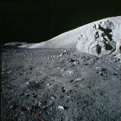 AS 17-147-22560 - Another BIG boulder
In questa immagine ed in quella successiva possiamo vedere una panoramica completa di uno dei tantissimi macigni (boulders) che gli Astronauti hanno "scoperto" nella zona di allunaggio ed in prossimità delle colline della Luna. Le forme di queste rocce sono davvero affascinanti...
Parole chiave: Postcards from the Moon