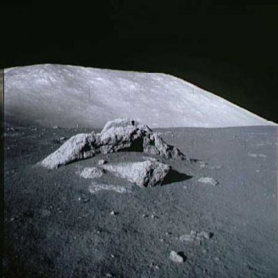 AS 17-147-22590 - A "little fort"
In questo frame (che chiude la nostra breve panoramica sugli scatti relativi al rullino AS 17-147) ci troviamo davanti ad un'altra formazione rocciosa davvero interessante. Abbiamo intitolato l'immagine "little fort" poichè questo gruppo di rocce (o si tratta di una roccia singola, ma solo in parte affiorante?) ci ricorda, istintivamente, le rovine di una piccola postazione fortificata, di forma (molto) vagamente semi-circolare.
La nostra è un'interpretazione di fantasia, ovviamente, ed ognuno può vedere quello che vuole: si tratta solo di pietre, in fondo...
Parole chiave: Postcards from the Moon