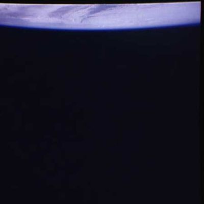 AS 06-02-819 - The Horizon of Earth
Solo poche parole per farVi notare, da questa immagine e per le prossime, non solo la nitidezza dei particolari e - ovviamente - la bellezza della Terra, ma anche l'incredibile risultato tecnologico ottenuto con dei mezzi che, visti i progressi (reali?!?) ottenuti negli ultimi 35 anni, fanno semplicemente sorridere. Abbiamo mandato decine di Uomini intorno alla Terra, fra la Terra e la Luna e sulla Luna, in 12 anni di Missioni. Ci sono stati incidenti, alcuni anche tragici (Apollo 1), ma non ci siamo mai...
Parole chiave: Earth from Space