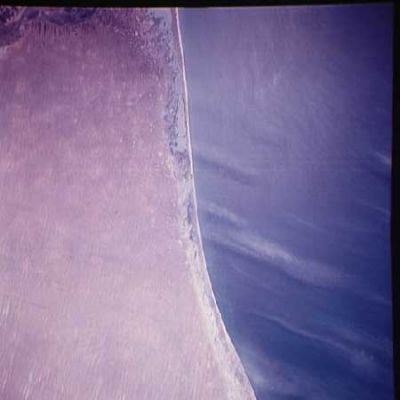 AS 06-02-936 - Earth
...riuscito fra un aereo di linea ed un'astronave: lo Space Shuttle. Ci sarebbe molto da pensare e da dire, ma non riteniamo che questa sia la giusta sede. Ci limitiamo solo a stigmatizzare il fatto che quello che oggi sembra impossibile, è stato brillantemente raggiunto 35 anni fa, mentre quello che 35 anni fa sembrava il punto di partenza di un Programma di Esplorazione Umana del Sistema Solare destinato a portare l'Uomo su Marte entro la metà degli anni '80, è oggi una chimera. Un sogno, o poco più.
Parole chiave: Earth from Space