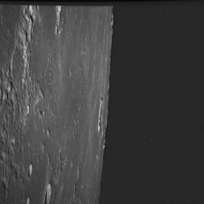 AS 08-13-2271 - Star-like Objects over the Moon's horizon
Ancora un'immagine relativa ad uno dei passaggi orbitali dell'Apollo 8 intorno alla Luna. Molto bello il dettaglio del cratere all'orizzonte (le cui pareti mostrano un'albedo superiore al resto del panorama) e delle montagne in primo piano. La fotografia dovrebbe essere stata scattata da un'altezza di circa 300 Km dalla superficie Lunare. 
Si possono intravedere 3 star-like objects, sospesi nel cielo. In questo specifico frangente non ci sentiamo di escludere che si tratti di difetti dell'immagine.
Parole chiave: Controversial