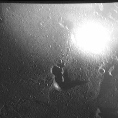 AS 08-13-2301 - A bright light on the Moon?
Un vero e proprio "flash" illumina la Luna: potrebbe essere un effetto causato dalla riflessione della luce solare nel finestrino della Navicella (poi amplificata dall'obbiettivo della macchina fotografica), come potrebbe trattarsi di qualcosa di diverso (una enorme Lunar Flare, per esempio). La verità è che i riflessi del Sole nei finestrini dell'astronave producono un effetto sostanzialmente diverso (come abbiamo già avuto occasione di vedere); tuttavia, escludendo il riflesso, anche l'ipotesi...
Parole chiave: Controversial - Reflection or Possible Lunar Flare