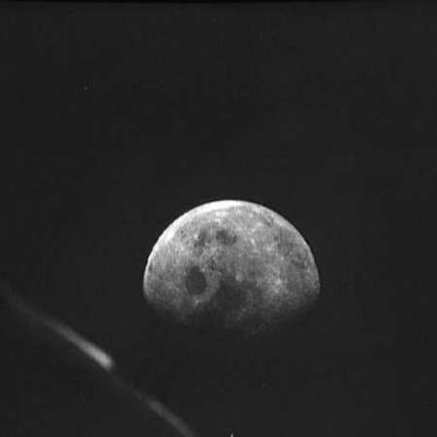 AS 08-18-2906 - The Moon and a Star
Un'immagine davvero suggestiva della Luna (come la vedremmo dalla Terra attraverso un buon binocolo o anche con l'ausilio di un telescopio astronomico di modeste dimesioni. In alto, sulla Dx della Luna (Sn di chi guarda), una stella.
Parole chiave: Postcards from Space