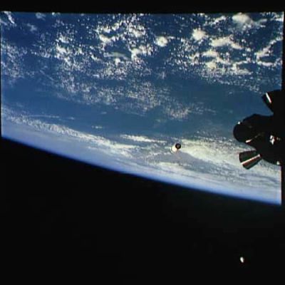 AS 09-19-2948 - The "Blue Planet" and something else... (1)
Missione Apollo 9: la Luna si avvicina, ma queste immagini si riferiscono ad alcune operazioni di training degli astronauti svolte in orbita intorno alla Terra. In questa immagine si possono vedere svariati oggetti: due sono certamente opera dell'Uomo e sono componenti dell'Apollo 9. Ma il piccolo oggetto rotondeggiante e luminoso che si vede sul lato inferiore dell'immagine, verso la Dx di chi guarda, cos'è? Una componente della Navicella da cui la fotografia viene scattata? 
O forse un detrito,...
Parole chiave: Earth from Space - Possible Anomalous Object - Controversial