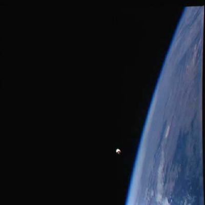 AS 09-19-2951 - The "Blue Planet" and something else... (2)
...un rottame spaziale proveniente dallo stesso Apollo 9?
Forse nulla di tutto ciò: probabilmente è solo la Navicella Madre (ripresa da un angolo visuale davvero infelice - il quale ce la fa apparire di forma vagamente rotondeggiante) che si sta allontanando dal LM, durante una fase del training.
Parole chiave: Earth from Space