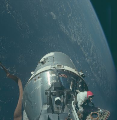 AS 09-20-3060 - Looking out
Parole chiave: Astronaut in orbit - Apollo 9