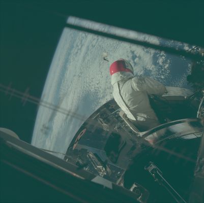 AS 09-20-3080 - Let me take a look out here...
Parole chiave: Astronaut in orbit - Apollo 9