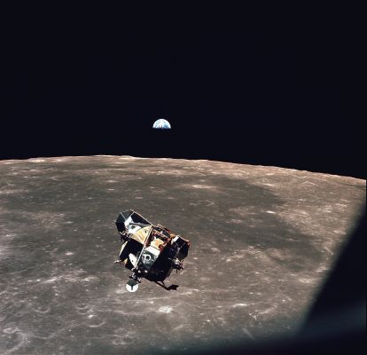 AS 11-44-6642 - Rendez-Vous! (HR)
Caption NASA originale:"Eagle is approaching the Command Module during rendezvous. The LM hatch is pointed toward us and the Ascent Engine is pointed up and to the left".
Parole chiave: Lunar Module and Earth