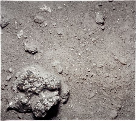 AS 12-57-8452 (HR) - Metal-like rock and almost undisturbed soil
Nota: un frammento di granito ricoperto di polvere sottilissima o una sorta di pirite lunare?
Parole chiave: Lunar Surface - Cristals