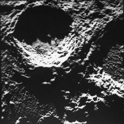 AS 15-M-R70-2353 - Scaliger Crater
Coord.: 26,5° South Lat. and 110° East Long.
Lens Focal Length:  3"
Camera Tilt:  VERT 
Camera Altitude:  111 Km 
Sun Elevation (on local horizon):  4°
Parole chiave: The Moon from orbit - Scaliger Crater